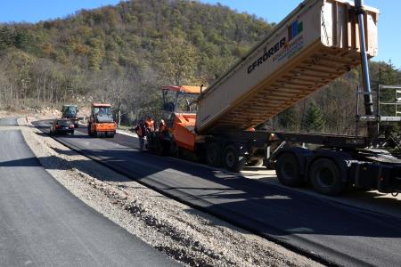 ASFALTIRANJE CESTE GRAHOVO BLOČICE 07 FOTO LJUBO VUKELIČ